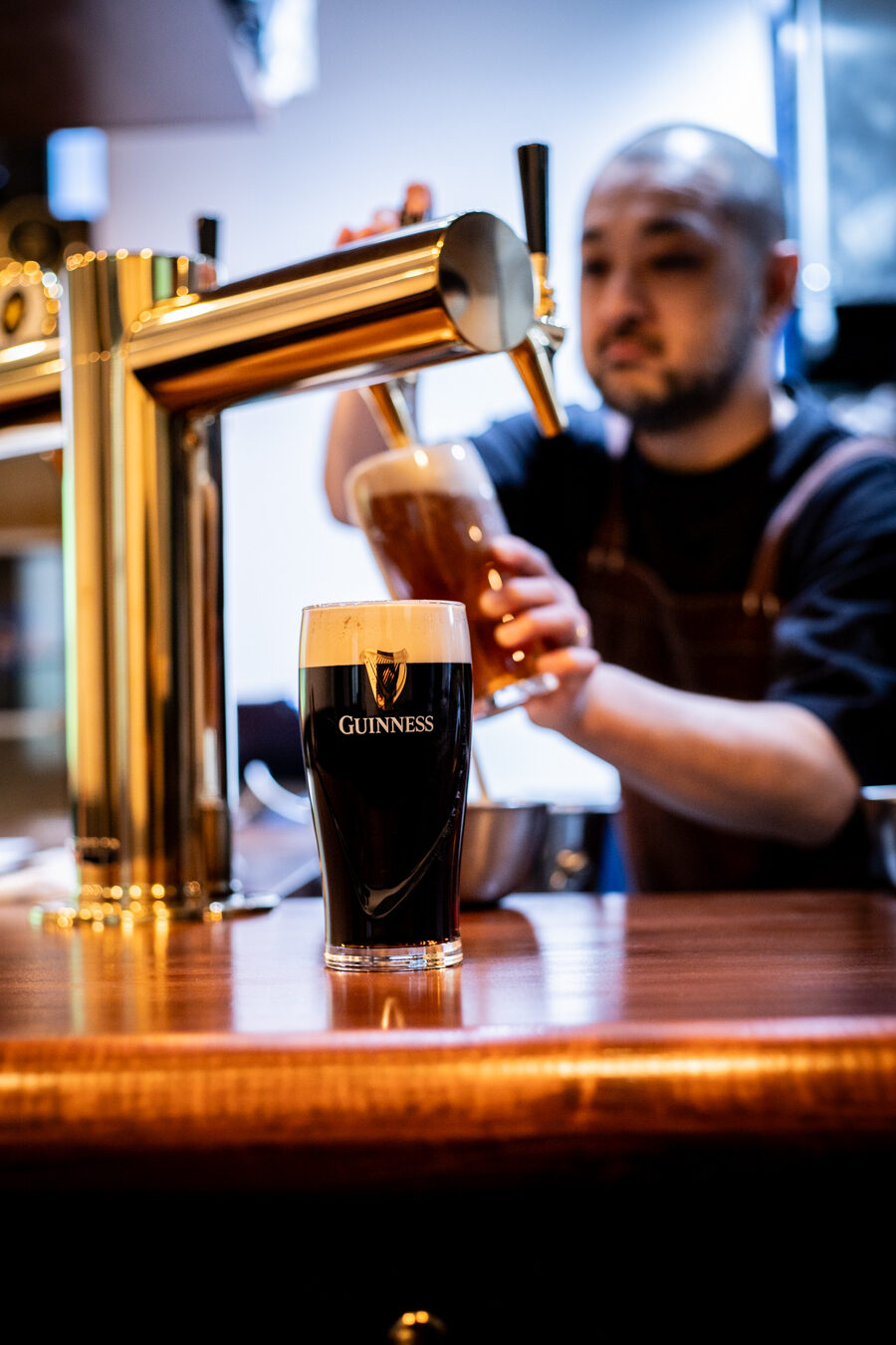 札幌 NEAR AND FAR で店長が注ぐ完璧なギネスの一杯