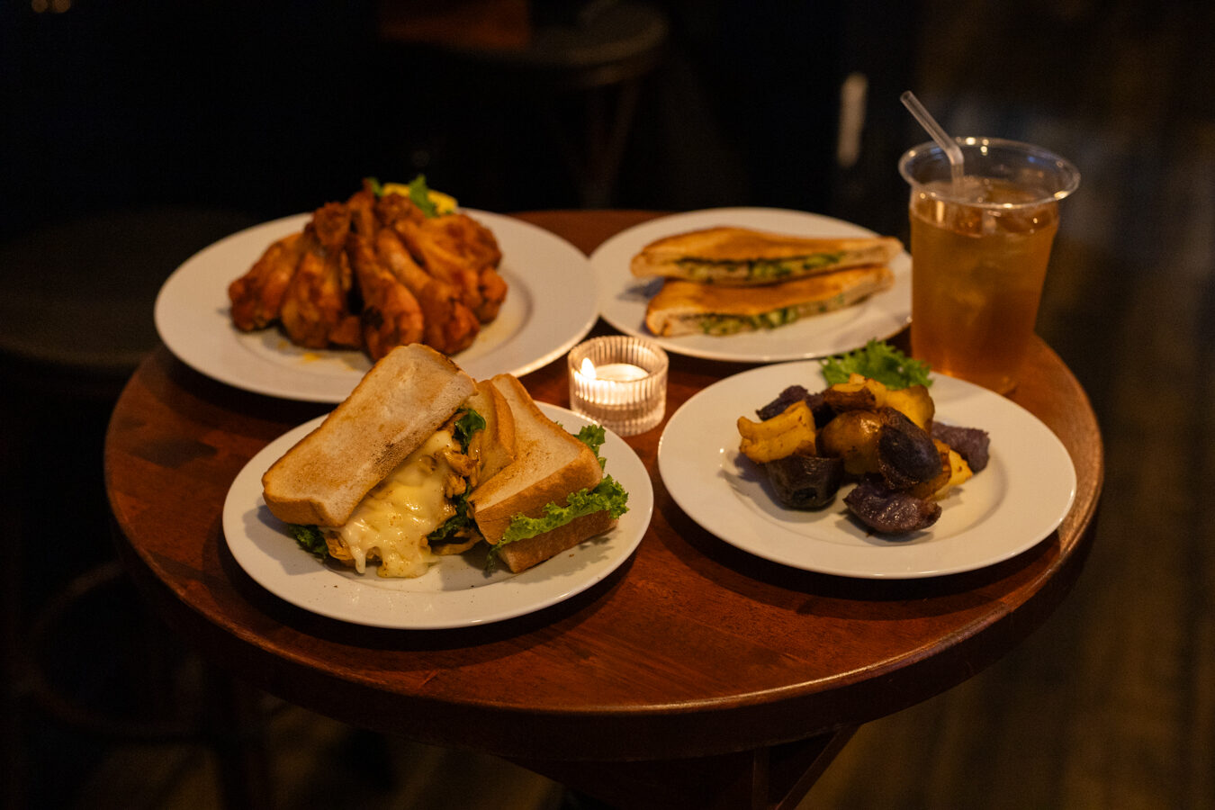 NEAR AND FAR の店内 木の温もりに包まれた英国パブの卓上と料理